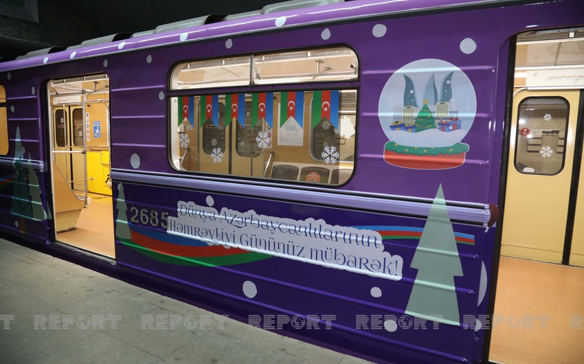Дед Мороз и Снегурочка в бакинском метро