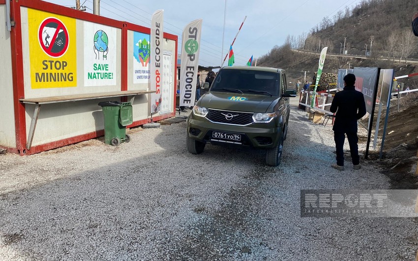 Russian peacekeepers' car moves freely along Khankandi-Lachin road