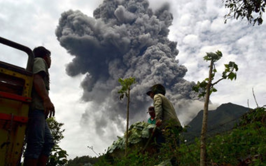 ​İndoneziyanın Sumatra adasında Sinabunq vulkanı püskürməyə başlayıb