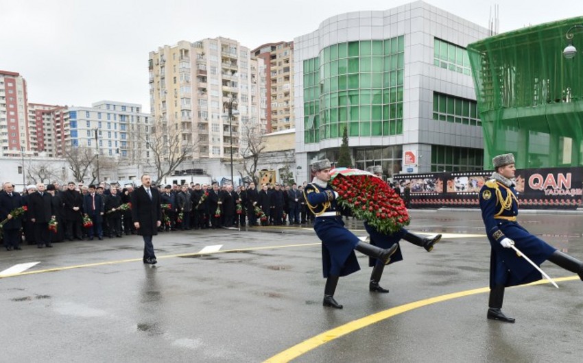 Президент Азербайджана посетил памятник жертвам Ходжалинской трагедии