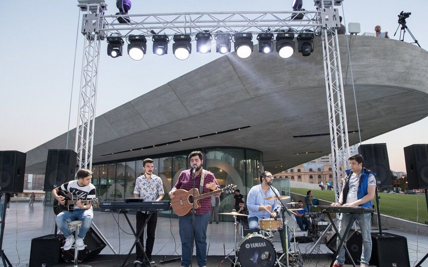 Heydər Əliyev Mərkəzinin parkında konsert təşkil olunub
