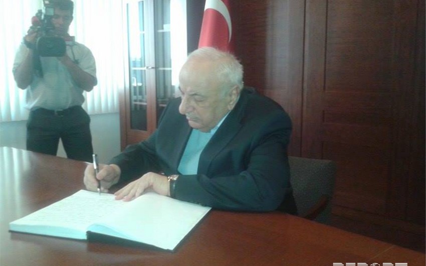 Заместитель премьер-министра Азербайджана приехал в посольство Турции и выразил соболезнования