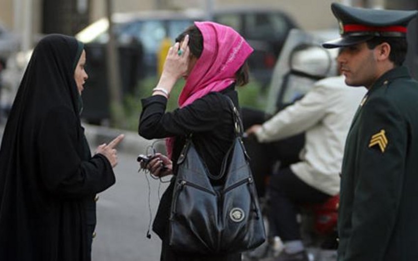 İranda 12 nəfər başı örtüksüz fotoları yaydığı üçün beş ilədək azadlıqdan məhrum olunub