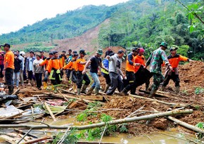 Floods, landslides, kill dozens in Indonesia 