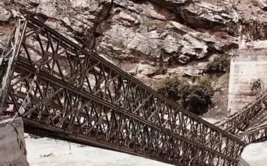 При обрушении моста в Индии погибли девять человек