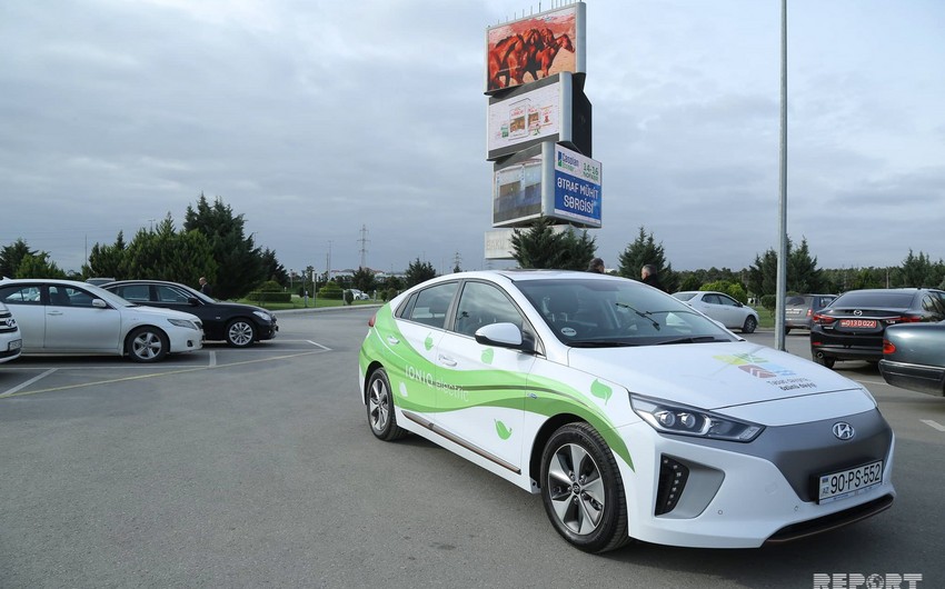 MENR officials arrive at Caspian Ecology exhibition by electric cars