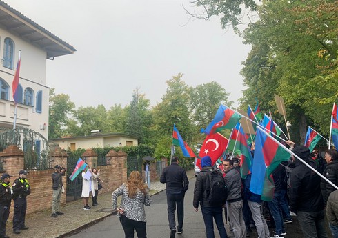 Азербайджанская община провела пикет перед посольством Армении в Берлине