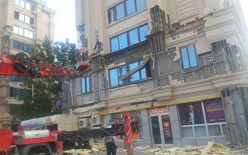 В Баку приступили к демонтированию неогнестойкой облицовки на зданиях