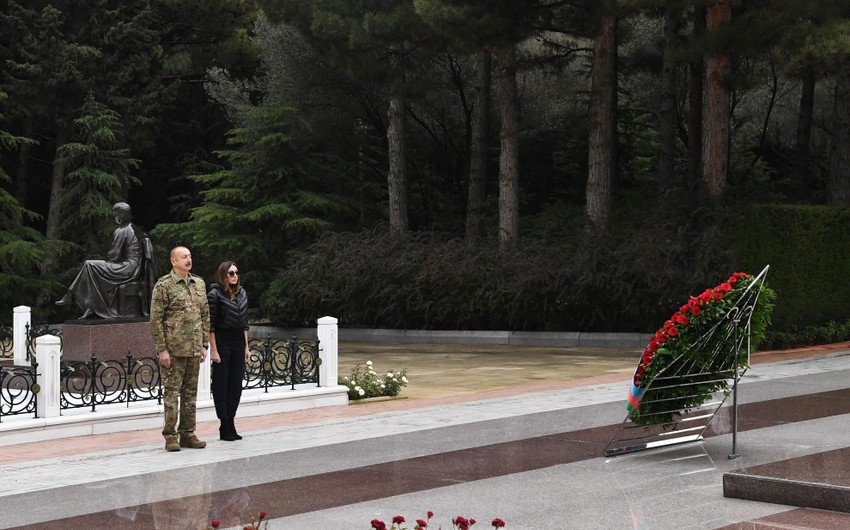 Ilham Aliyev and First Lady visit Alley of Honor and Alley of Martyrs