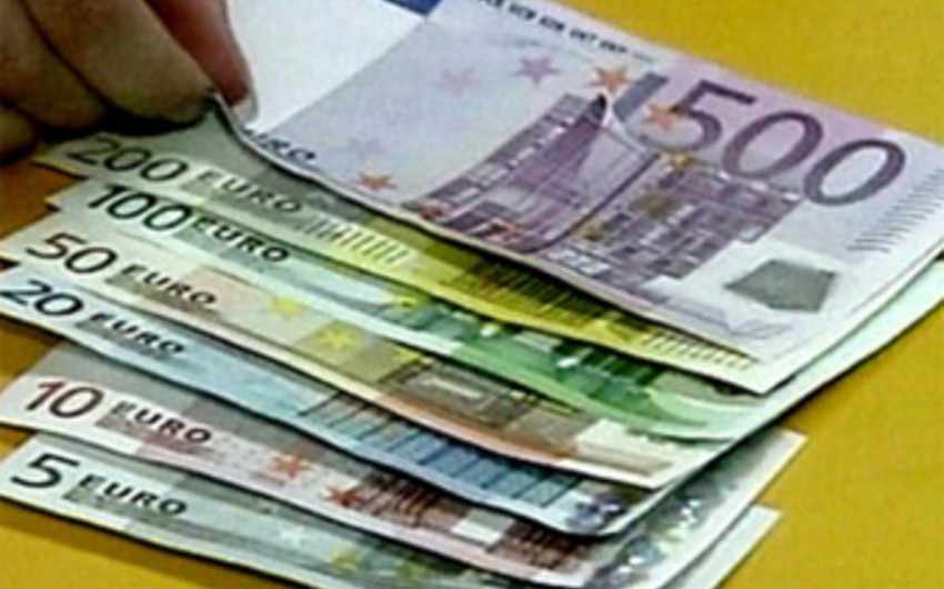 Euro falls by 1% in world market