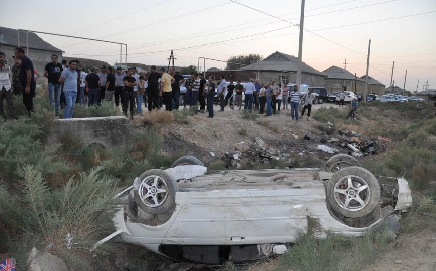 Hacıqabulda minik avtomobili aşıb, sürücü ölüb
