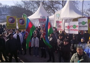 Акция на дороге Ханкенди-Лачын продолжается, протестующие не препятствуют движению транспорта - ВИДЕО