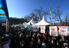 Many more people join protest on Khankandi-Lachin road