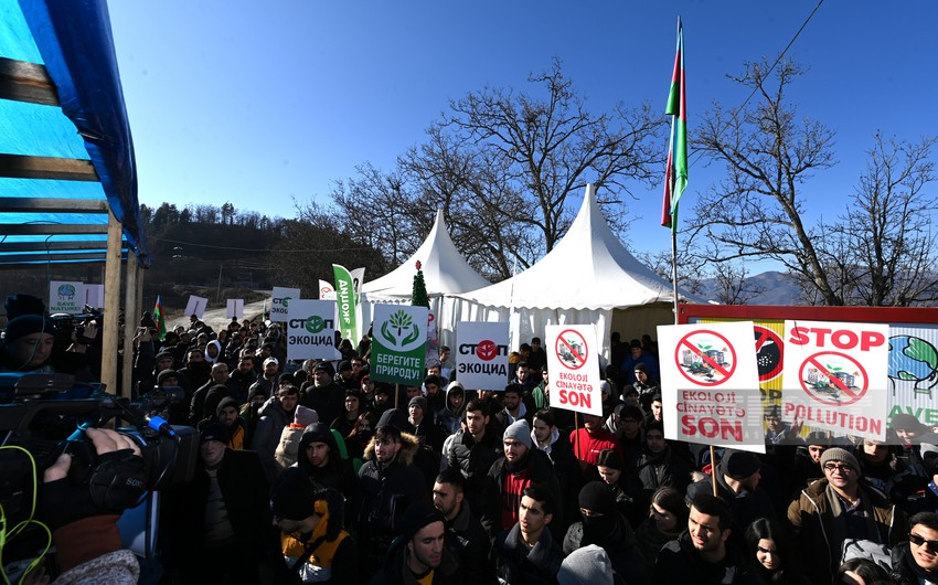 Many more people join protest on Khankandi-Lachin road