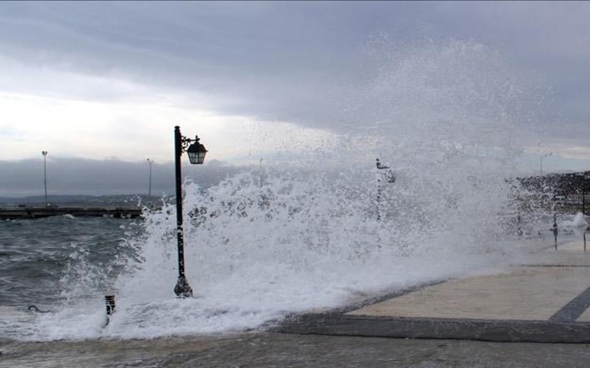 Storm warning issued in Antalya