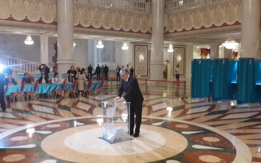 Qazaxıstan Prezidenti Kasım-Jomart Tokayev seçkilərdə səs verib - FOTO