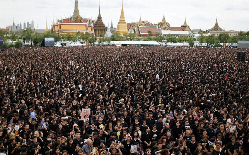 150,000 mourners performed national anthem of Thailand in memory of their fallen King