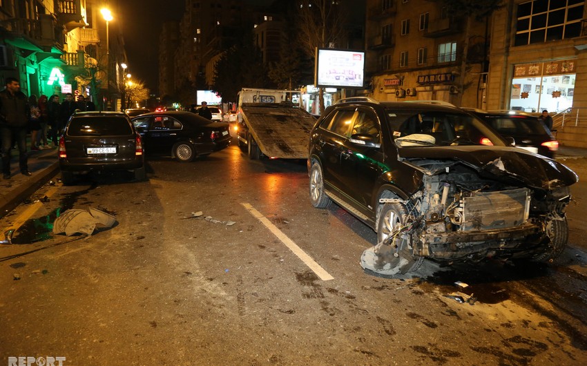 В Баку грубое нарушение правил дорожного движения водителем привело к цепной аварии
