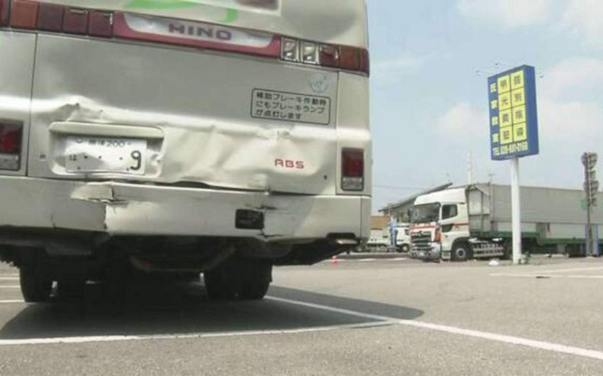 В Японии автобус со школьниками попал в ДТП, 9 человек пострадали