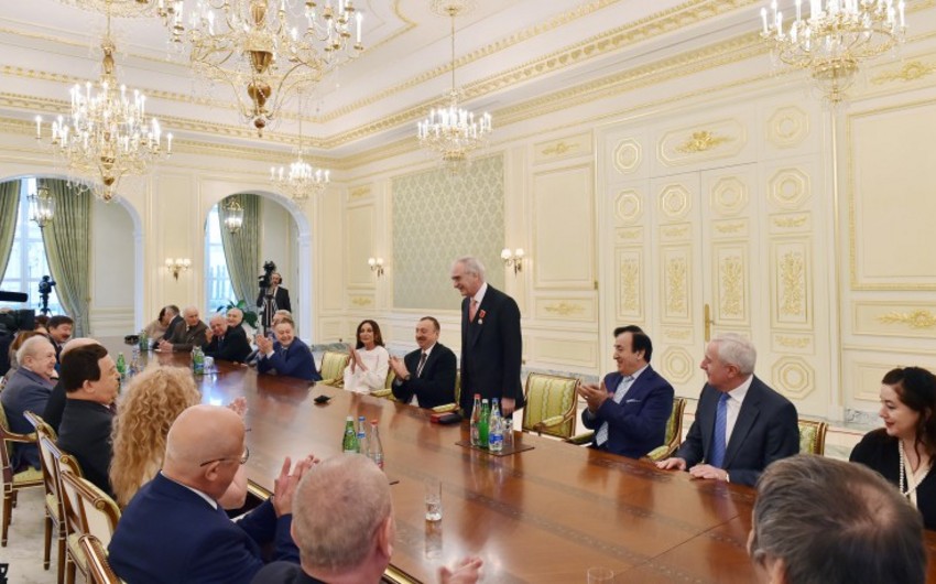 ​Президент Ильхам Алиев вручил Поладу Бюльбюльоглу орден Шараф