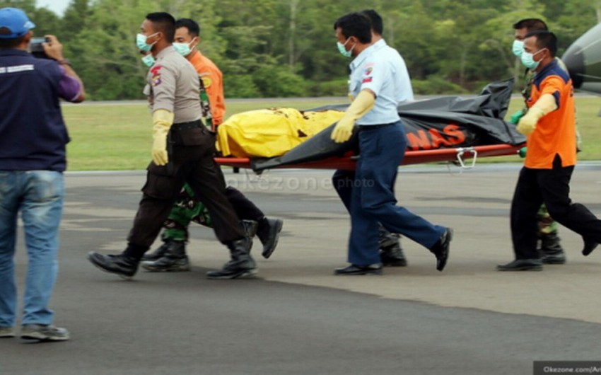 Bodies of passengers in plane crash in Indonesia being evacuated