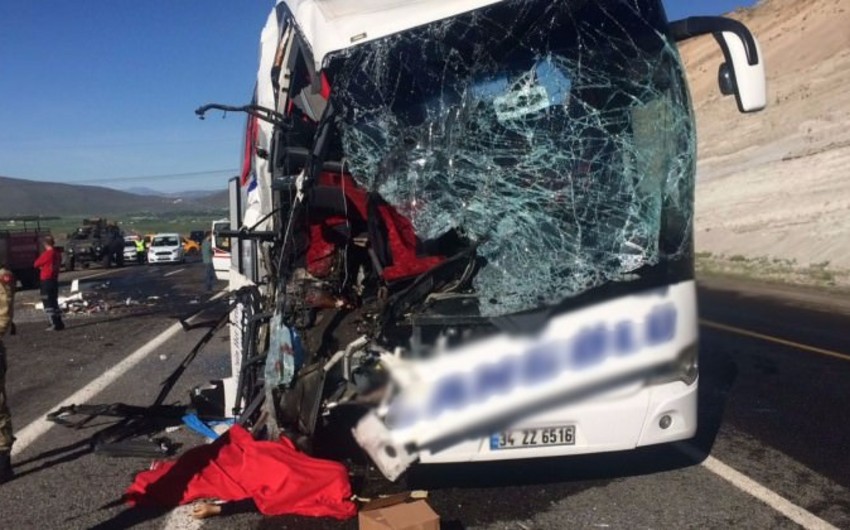 Türkiyədə yük avtomobili ilə avtobus toqquşub, 1 nəfər ölüb, 30 nəfər yaralanıb - VİDEO