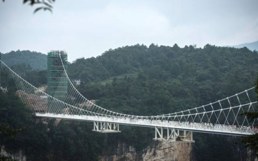 Самый длинный в мире стеклянный мост закрыт из-за наплыва посетителей