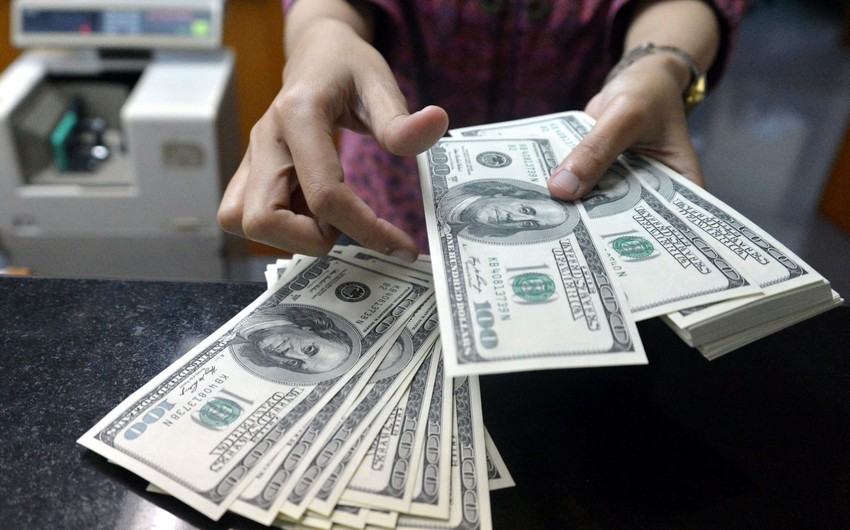 ​Продажи населением Азербайджана наличных долларов превысили покупки доллара