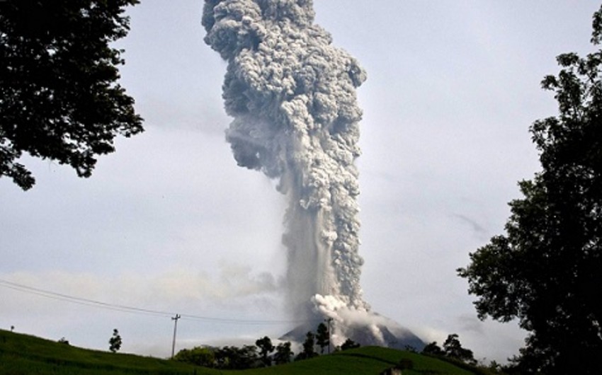 Вулкан Синабунг в Индонезии выбросил столб пепла на высоту 5 км