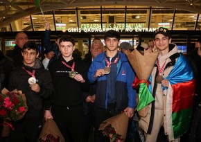 Avropa çempionatında 4 medal qazanan Azərbaycan boksçuları Bakıya qayıdıb