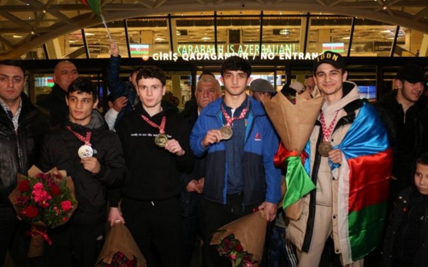 Avropa çempionatında 4 medal qazanan Azərbaycan boksçuları Bakıya qayıdıb