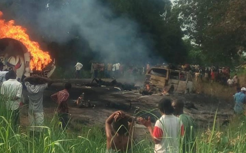Nigeriyada benzindaşıyan avtomobil partlayıb, 50 nəfər ölüb, 70-i yaralanıb