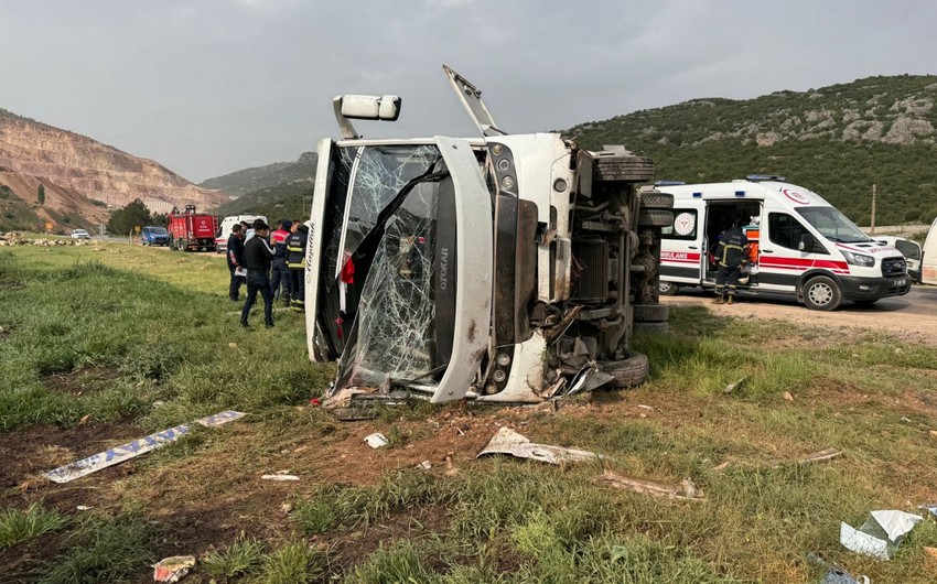 В Турции перевернулся пассажирский автобус, есть погибший и раненые