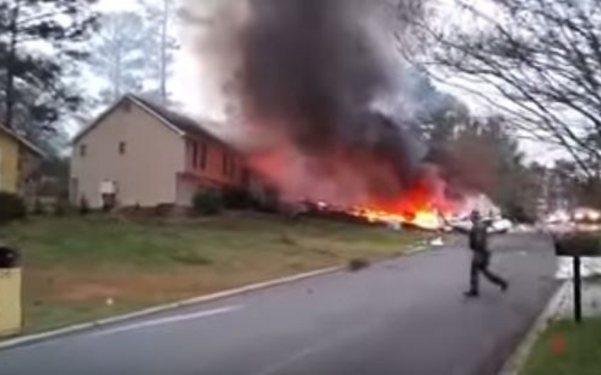 В сети появилось видео с места падения самолета на жилой дом в Джорджии - ВИДЕО