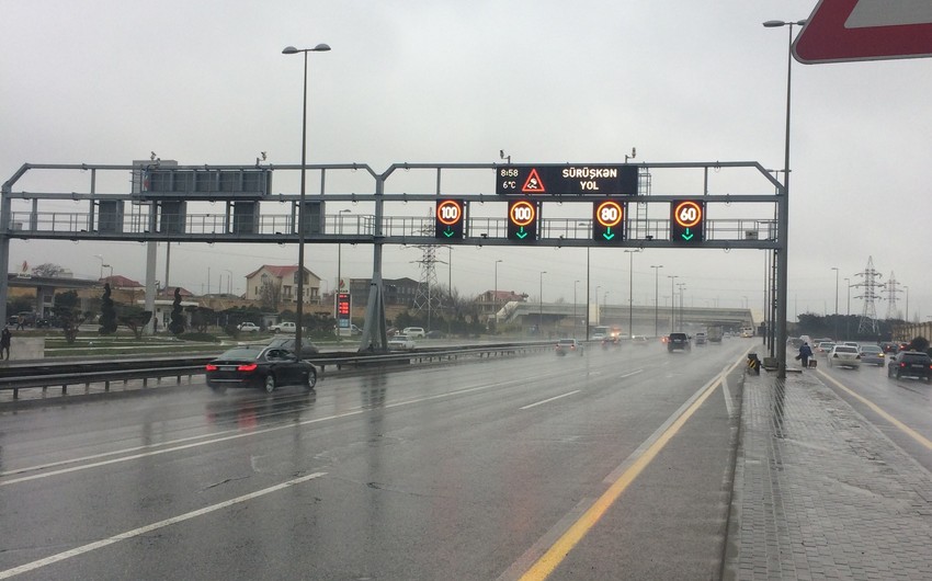 На двух магистралях Баку снижена максимальная скорость движения