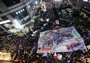 Сторонники и противники президента Южной Кореи вышли на акции протеста в Сеуле