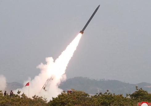Китай запустил две баллистические ракеты 