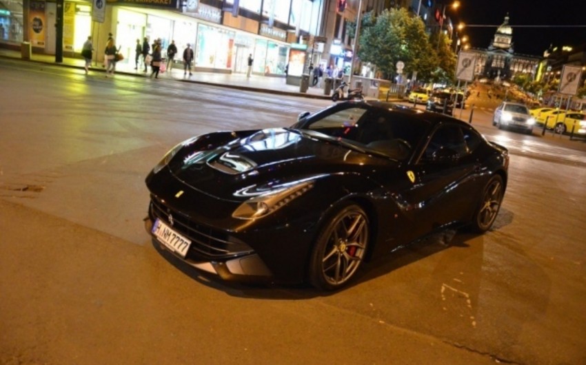 ​Нетрезвый азербайджанец на Ferrari заехал на пешеходную зону в центре Праги - ФОТО
