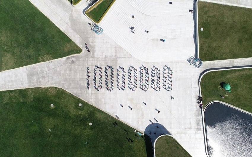 Heydər Əliyev Mərkəzinin qarşısında “On milyon” adlı fleşmob keçirilib