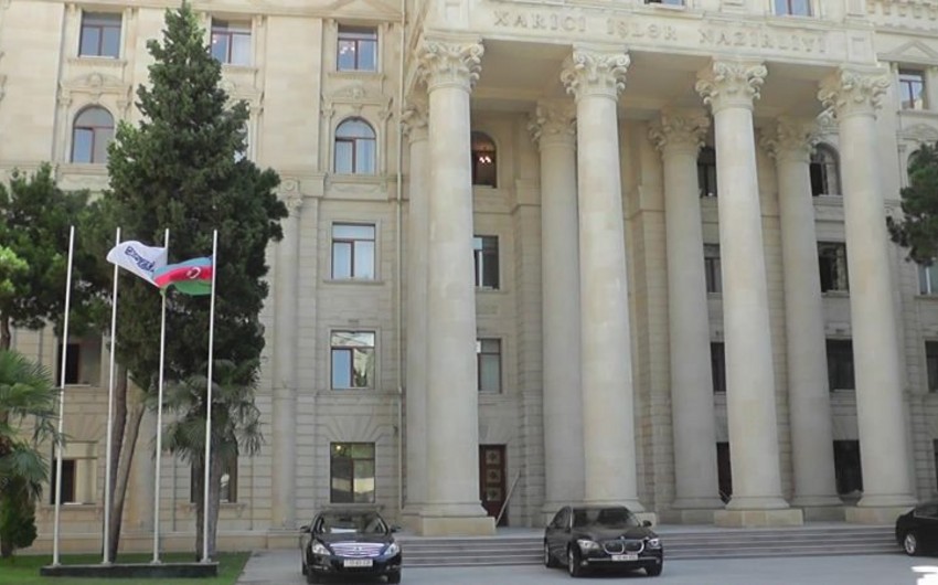 Новый посол Ирана в Азербайджане вручил министру копии верительных грамот