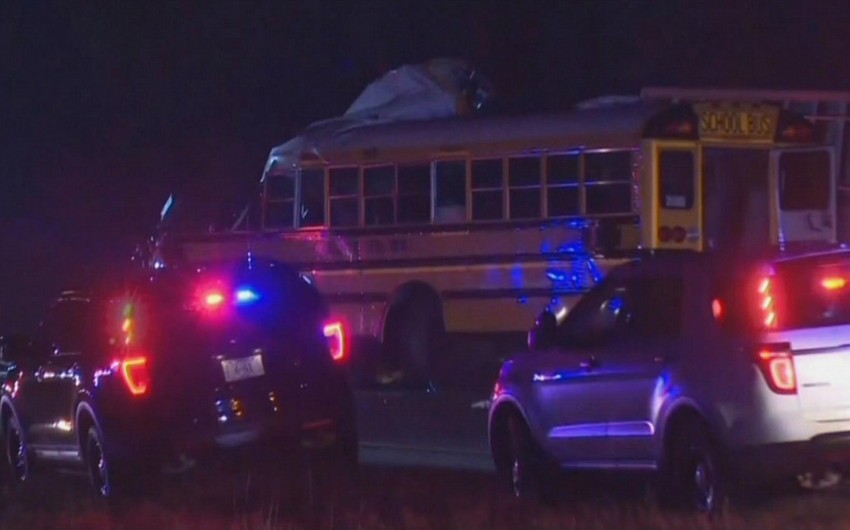 Автобус детской команды по баскетболу столкнулся с грузовиком в США, есть жертвы