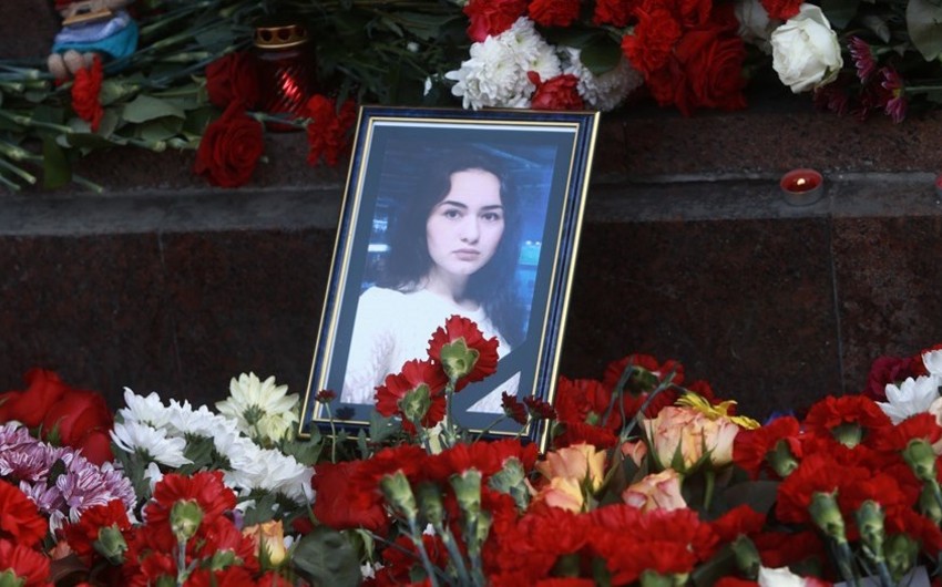 Консулы возложили цветы к стихийному мемориалу в память о жертвах теракта в Петербурге