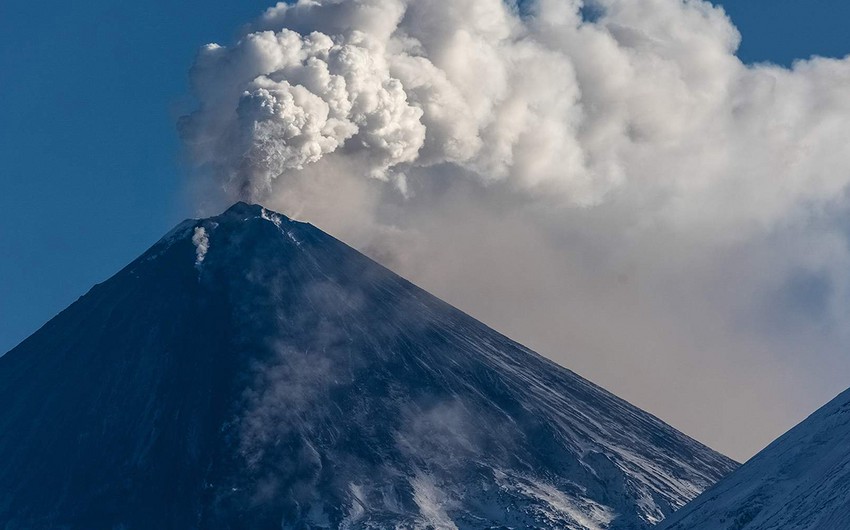 Индонезийский вулкан Руанг выбросил пепел на высоту 3 км