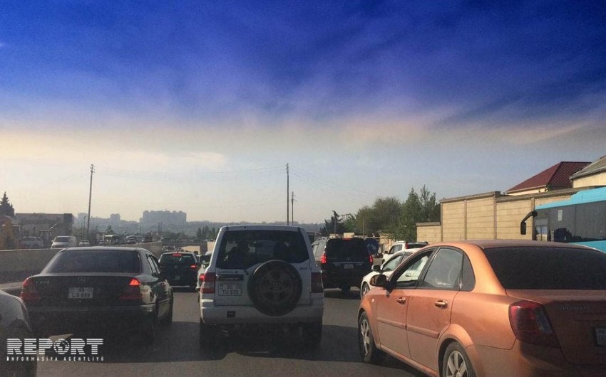 На дороге Баку-Сумгайыт образовалась большая пробка