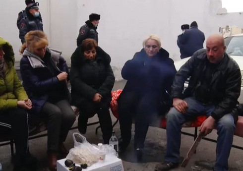 Родители пропавших без вести армянских военнослужащих проводят сидячую акцию