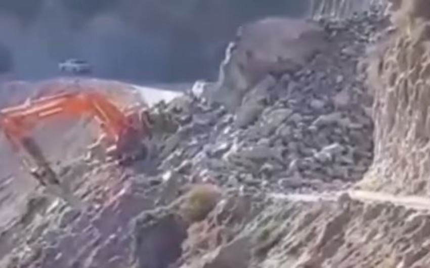 В Кяльбаджаре на экскаватор упали обломки скалы, водитель погиб 