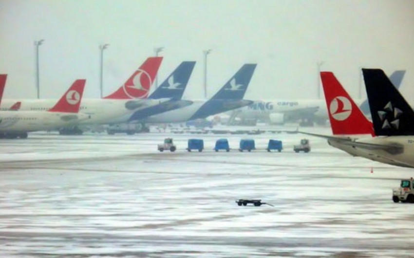 В Стамбуле из-за сильного снегопада отменен ряд авиарейсов