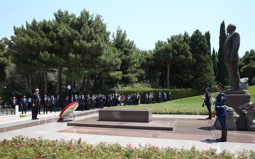 Erdoğan visits Alley of Honor and Alley of Martyrs