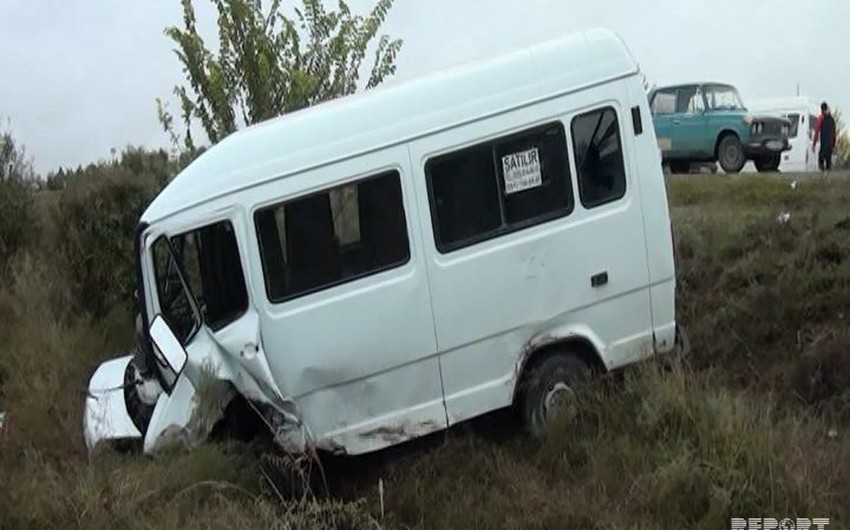 Yevlaxda mikroavtobus qəzaya düşüb, 11 nəfər yaralanıb - FOTO - YENİLƏNİB - SİYAHI