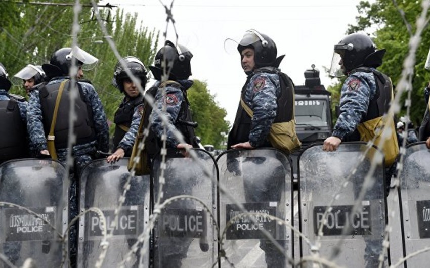 Yerevanda polis etiraz aksiyasını dağıdıb, onlarla insan saxlanılıb